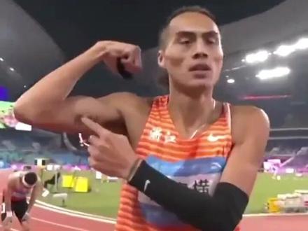全运会田径男子800米决赛,台州天台籍运动员奚枭横破纪录 最后100米超燃反超!强势夺冠!#浙江队#奚枭横#天台#台州#全运会 (来源:咪咕体育)