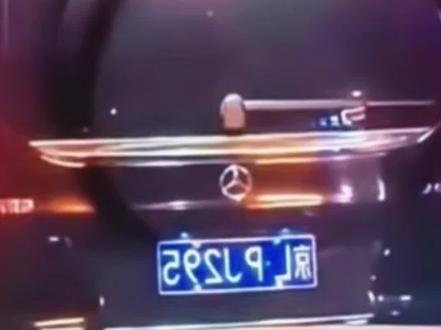 两女子行车起冲突,奔驰女开后备箱特意换公安
大衣 #行车记录仪#交通 #行车安全