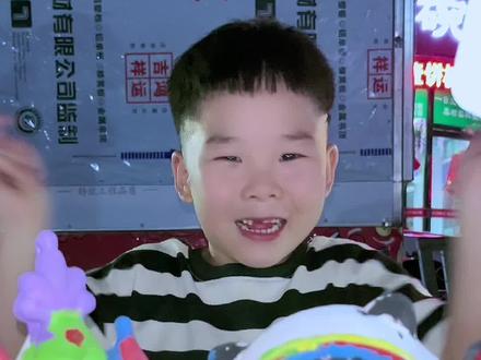 和儿子PK石膏娃娃,赢了带你们吃臭豆腐#亲子#母子日常 #晒晒你涂的石膏娃娃 @夏雨爱生活