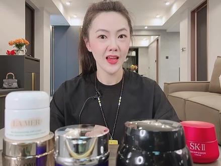适合干皮面霜,油皮面霜,修复面霜。
兰蔻面霜:兰蔻菁纯面霜
海蓝之谜面霜:lamer面霜海蓝之谜精华乳霜
赫莲娜面霜:HR赫莲娜黑绷带面霜
莱珀妮面霜:LP莱珀妮鱼子酱面霜
skii面霜
美白面霜,去黄面霜,控油面霜。
干皮油皮㊙️换季🔥兰蔻海蓝之谜保湿抗老面霜。
@LA MER海蓝之谜 @赫莲娜HelenaRubinstein @兰蔻LANCOME #抗老面霜 #海蓝之谜面霜 #面霜