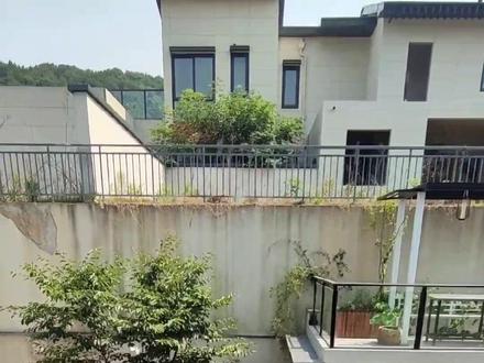 滨湖区弘阳三万倾别墅。中式园林风格别墅,空气非常好产证,面积157平方,占地400平方左右。拎包入住中式装修风格适合父母退休养老,度假休闲#好房推荐 #房产 #带你看房 #今日优质房源 ,#实景拍摄效果
