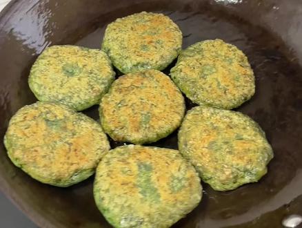 今年的蒿子粑粑你们吃了没有哪?满满的春天的味道,外脆里嫩的太好吃了#舌尖上的美味,自制美食✌🏻 #蒿子粑粑的家常做法