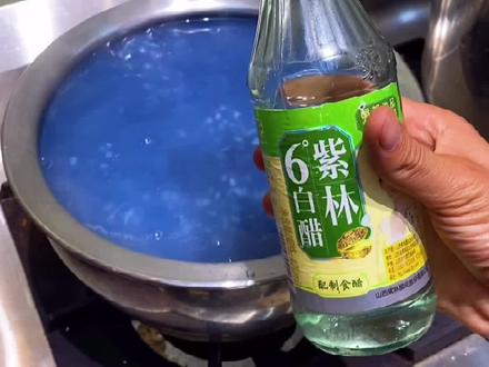 为什么你煮紫薯粥是蓝色的,因为紫薯里面含的有大量的花青素,我们只需要放入几滴白醋,或者少量的柠檬汁即可#粥