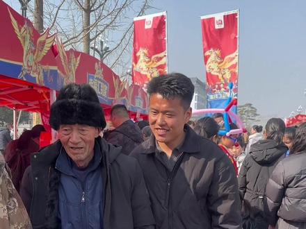 世豪看爷爷好多年没出去玩过了,今天带着去赶大集逛庙会,可给爷爷开心极了#双汇#幸福汇到家 #记录真实生活