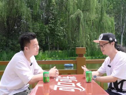 担任“暴走”编剧十余年,纸巾老师说最早起这个名字是因为谐音,同时也想调侃。#暴走漫画 #纸巾老师 #二三里人物#纸巾老师马拉松