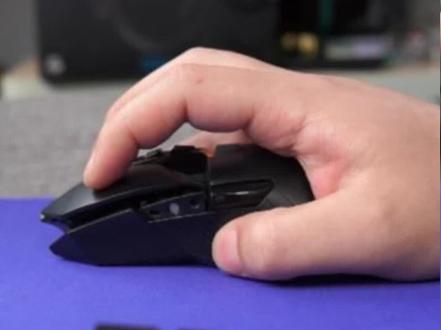 鼠标的三种握法之一 抓握#游戏外设 #知识分享 #罗技 #鼠标