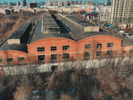 #星光机械厂 #哈尔滨 #家乡 #工业厂房
哈尔滨星光机械厂,始建于1965年,是国家航天部直属的军工企业。“七五”期间哈尔滨星光机械厂被中国一汽兼并,改名为哈尔滨轻型车辆厂,
2013年全面停产。星光汽车的历史,可以追溯到1965年。那一年,七机部直属国营星光机器厂成立,主要工作是军品研发和生产。后来由于军品任务不足,国营星光机器厂开始涉足民品领域。
1973年9月,国营星光机器厂向哈尔滨市、黑龙江省、七机部提出申请,请求生产轻型汽车和汽车发动机,获批后得到了哈尔滨市汽车会战指挥部50万元投资。
1974年4月,国营星光机器厂试制出2台492Q汽油发动机;12月26日试制出2辆星光牌HRB-130型轻型载重汽车,
1975年投入小批量生产。进入1989年,受国家经济宏观调控、市场变化、产品老旧等因素影响,星光机器厂生产经营陷入困境,从1990年开始连年亏损