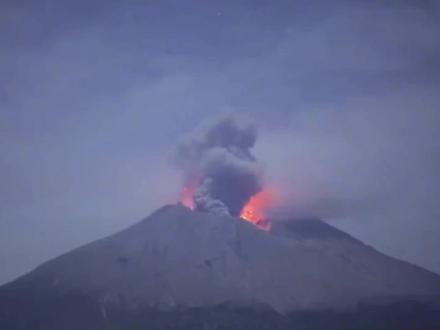 日本新燃岳火山喷发 日本新燃岳火山喷发