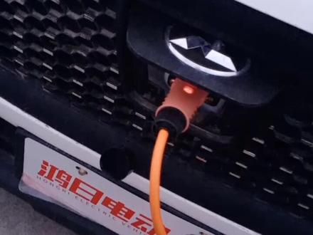 电动四轮车充电的方法,电源线的好坏,主线一定要选择四平方的,插板呢一定要选择个3C认证的,质量好的,如果劣势产品现系产品差,充电器热,充不满电,然后标准的充电比较满,行驶比较远,希望我的视频能帮助有需要的朋友,