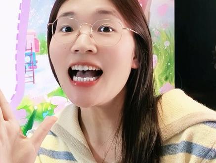 四下一单元考点大梳理!考前看这一条就够了! 四年级下册第一单元,五大易错点全破解❗
🔥 易错1:多音字“和”“剥”
👉 口诀:hé平 hè唱 huó面 huò药 / bāo剥皮 bō剥削
🔥 易错2:城市乡村成语分不清
👉 车水马龙看路上,高楼林立看天上,灯火辉煌看晚上
🔥 易错3:转述句总丢分
👉 人称时间都要改,引号去掉加“说”
🔥 易错4:仿写句子不会写
👉 一读结构二找景,三配形容四定题
🔥 易错5:古诗注释总是错
👉 最易考的古诗注释已经总结出来,让孩子读记背
💾 保存这条视频,考前给孩子看一遍!#小学语文 #四年级语文 #乡下人家 #天窗 #学霸秘籍