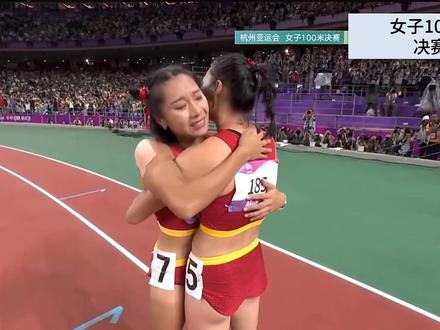 #2023杭州亚运会女子100米决赛,梳着哪吒头,脚踩风火轮的中国飞人#葛曼棋 夺冠后抱着大姐#韦永丽 喜极而泣 #短跑