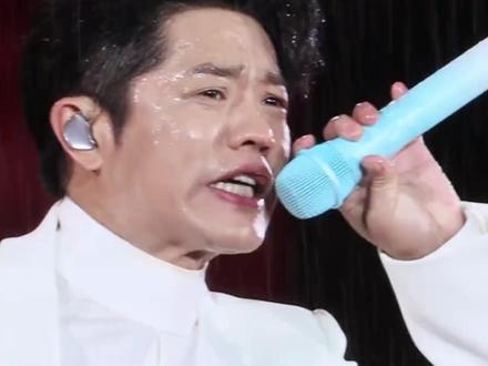 突发暴雨 凤凰传奇直接仍伞开唱 #热点话题 #凤凰传奇 #厦门演唱会#抖音二创激励计划
雨落厦门,风起鹭岛。🌊
凤凰传奇以雨为幕,以声为炬,点燃了整个雨夜。
万物皆可崩,风雨又何妨?
在湿透的荧光海里,听见了青春最响亮的回声。
这场雨中的封神现场,是给这个春天最好的注脚。✨