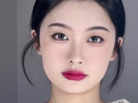 教程来啦~
眉毛是先用眉笔画出形状 ,再用眉粉填充空隙。
还有眼线部分也比较重要,下眼线需要和上眼线进行一个衔接。
详细步骤都在视频里啦~
#看我的春妆 #方圆脸 #今天长这样 #美妆 #化妆分享