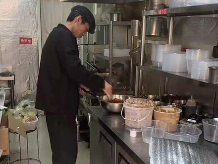 麻辣拌届迎来了自己的“史铁生” 网友们疯狂下单 老板一觉醒来懵了 本人发声:没那么伟大 只想养好俩娃(来源:红星新闻 编辑:许玥宁 校对:韩雁 审核:申敬 审签:王小明)#麻辣拌 #抚顺麻辣拌