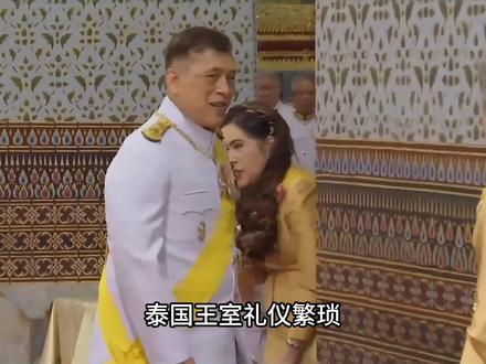 泰国王室礼仪繁琐,长辈们聊天的时候,晚辈思蕊梵跪着聆听