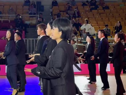 听说大家都在问卡鞋姐是谁?是她!@siCai範範
国家级裁判员 范斯偲女士 #裁判跳舞 #舞蹈强身恰恰恰 #体育舞蹈#拉丁舞 #卡鞋小姐姐