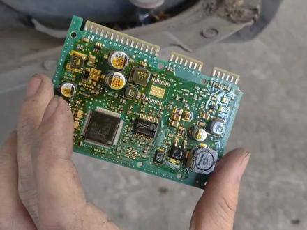 宝马仪表提示大灯光线高度调整失效,宝马大灯驱动模块的作用#汽车灯光 #修车 #汽修#20号技师的修车日记