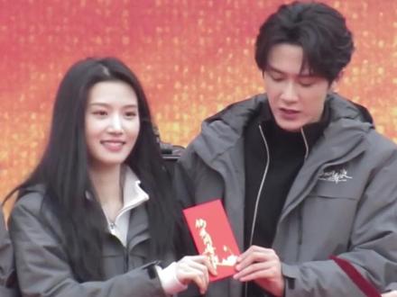 真的是两个内娱最好惹的人一起合作了。#何不同舟渡#卢昱晓#檀健次#小炭火#小雨露