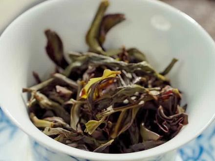 泡茶出汤后,盖碗的盖子应该敞开还是盖回呢? #茶生活 #茶知识 #冲泡