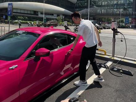 从服务员到月入6位数,八辆跑车的车主如今穿着老头鞋开着跑车#丰田86#周星辰说车#舒适行走专家#闪穿健步鞋