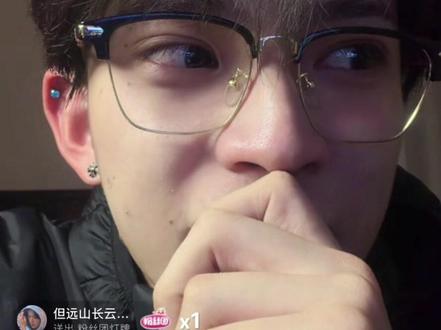 煮雨波真的很好!!直播的时候讲述自己经历时,明明自己都已经开始哽咽了,还一边嘴硬说不要心疼他,又坚强又让人心疼😭
当时老师吐槽手机一个不够使,还念叨着要再买一个专门给我们开直播😭天那么冷,老师还骑车去手机店,真的有把大家放心上啊!
他能走到今天,全靠自己一步步拼出来的,现在的一切都是他应得的,煮雨波值得🥹!!
今天遭遇恶意举报,真的是无妄之灾!明明他什么都没做错,每次讲课都那么认真,花了那么多心思备课,还总是耐心听我们的意见,这么好的一个人,为什么要被这样对待啊!
煮雨波一直都是我们心里的好宝宝,我们会一直陪着你好嘛。以后只管好好做自己,我们会一直陪着你、相信你、支持你!未来的每一天,我们都要一起开开心心的!
煮雨波加油!不要被那些不好的声音影响,你的努力和付出我们都看在眼里,相信你一定能挺过去,未来可期!#煮雨波