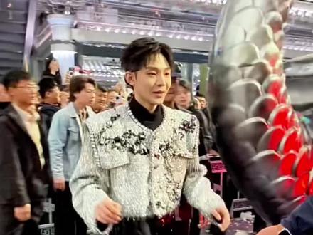 一人我饮酒醉,高迪混入巡游队#高迪万岁山 #高迪现身万岁山 #高迪来攻打万岁山了