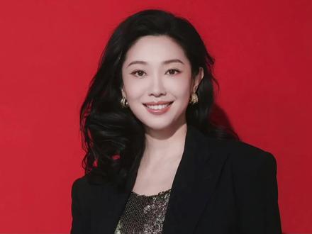 电视剧《老舅》开播,能成爆款吗?
由郭京飞、王佳佳等主演的轻喜剧《老舅》今晚开播引热议。该剧讲述了高校毕业生崔国明从国营大厂下岗后,凭借天资聪颖却三分钟热度的他走南闯北,在多个行业创业,却屡遭失败,最终领悟亲情和友情珍贵的故事。
剧集以轻喜风格,展现了东北烟火气与时代变迁,借助“人人心中都有一个能耐老舅”引发共鸣。此外,该剧还有两大看点值得期待:
一是实力派的演员阵容,演技和质感有保障
二是主创团队的幽默基因,笑中带泪戳人心
因此,你觉得该剧能成爆款吗?
#万万没想到 #强烈推荐 #电视剧 #好剧推荐 #电视剧解说