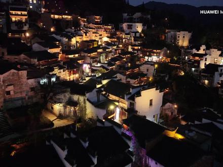 你记忆中的年味,是什么?
在婺源,年味是一条由家家户户板凳连成的龙。
龙灯亮起的瞬间,红绸与描金在夜色中苏醒。我们用一种特别的红——第二代红枫影像,把这一刻的滚烫与细腻,一并封存。
《每日人物》走进江西婺源,看华为Mate 80系列 以红枫传非遗,以热爱赴新岁。
#华为Mate80 #用红枫准出片 #拍出你的家乡特色 #婺源文旅 #婺源篁岭