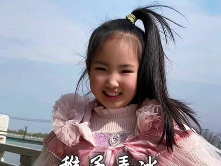 你们语文学到哪里了呢? 佳宝背诵五年级下册语文必背古诗《稚子弄冰》