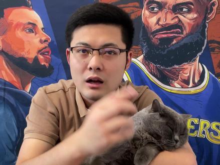 放心老詹绝不会退役!蓝猫深度分析老詹下赛季真实去向! 老詹今夏留在湖人的可能性,百分之八十五,去往大关注度球队的可能性,也就是快船、勇士、火箭这种,综合百分之十,纯感情去往骑士的可能性,百分之三,去往其他球队的可能性,百分之一,去往真正争冠球队的可能性,例如雷霆马刺尼克斯这种,零,除非老詹真不要钱。退役的可能性,不超过百分之一。#詹姆斯下赛季可能退役 #詹姆斯离开湖人 #勒布朗詹姆斯 #詹姆斯退役 #青年创作者成长计划