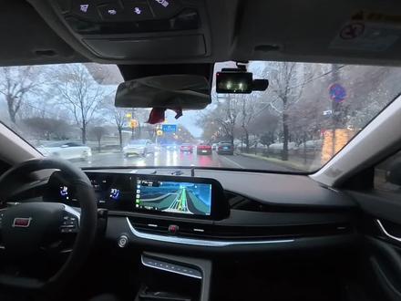 #老歌回顾 老歌是一杯陈酿的美酒!杜十娘《杜十娘》是一首传唱度很高的国语流行歌曲,其背景融合了经典文学原型与通俗音乐创作。
一、文学原型
歌曲故事源自明代冯梦龙《警世通言·杜十娘怒沉百宝箱》:名妓杜十娘久有从良之志,与书生李甲情投意合,自筹资金助李甲为己赎身。二人乘船南归途中,李甲受盐商孙富诱骗,将十娘以千两白银转卖。十娘得知后万念俱灰,当众痛斥二人,抱百宝箱投江自尽。
二、歌曲创作与传播
- 原唱与年代:原唱为具雪梅(贝雪梅),是80年代流传开来的通俗歌曲,词曲作者佚名,以叙事口吻和直白歌词讲述故事,感染力强,迅速走红。
- 经典翻唱:后续有李娜、卓依婷、刘紫玲等多个翻唱版本,其中卓依婷1999年版收录于《蝴蝶情事》,流传较广。
三、音乐与文化影响
歌曲旋律通俗、节奏明快,歌词贴合故事场景(如“郎君啊,你是不是冻得慌,十娘我给你做衣裳”),让古典悲剧以民间音乐形式广泛传播,成为华语乐坛经典怀旧曲目,也推动了《杜十娘》故事在大众层面的持续流传。