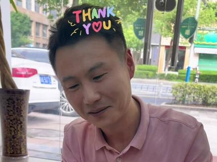 超大号的钢丝钳外加3个壮汉才剪开了一个小口子,太厚实了!