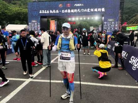 关门山巴图鲁越野 昨日参加关门山巴图鲁100越野赛,原本报名66公里,因连日降雨赛事调整,赛程缩减为32公里林间赛道。全程穿行山林野路,路况湿滑难行,暗藏不少风险。顺利安全完赛之余,我深有感触:越野不止是挑战自我,更要心怀谦卑,永远对大自然保持一份敬畏之心。#户外挑战赛 #越野登山赛 #万山越野赛