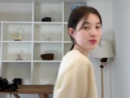 #韩系穿搭还得看我的
穿时髦|【韩系淡人风】Jeehinlwa穿搭思路
一股以松弛感为内核的“淡系美学”席卷韩国时尚圈,韩国博主Jeehinlwa是木质调的氛围感美人,温柔却有辨识度。她的穿搭从来无需繁复元素堆砌,更偏爱各种经复古经典单品,擅长用面料、材质、和色彩营造出不刻意的高质感,把韩系淡人风演绎得恰到好处,自带淡淡的文艺滤镜,治愈又耐看。
#穿搭 #穿搭技巧 #韩系穿搭