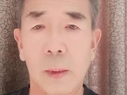 #残疾人歌手杨光,没有被挫折打倒,站起来了。