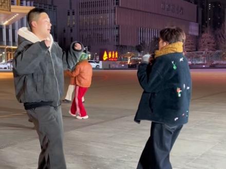 再也不会一学就废了。 一分钟教会你这个舞蹈,【一起闯天涯】这个舞蹈太好看了,考验双人默契度,适合和家人,朋友,姐妹一起跳。保姆级别教学,成品展示+0.7喊拍带练+0.7卡音乐+正常喊拍+卡音乐。你再不会你来找我。快动起来,一起学起来。等你合拍哦。关注我,学习更多广场舞。#广场舞 #广场舞教学 #双人舞 #日照阿焦 #一学就会系列 @日照阿焦