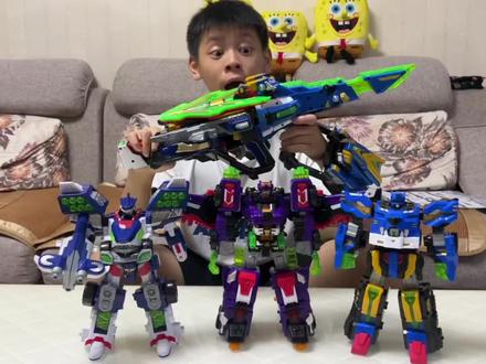 试玩迷你特工队超威巨鲨枪和变声器,三合体炫激巨兽刀,酷不酷? #迷你特工队 #迷你特工队之超威能量 #JUMPGO展高文化 #变形玩具 #男孩玩具 #潮玩