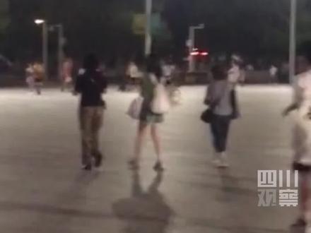 10月1日广州街头。以为旁边的人不是家长,男子路上向女生要联系方式;结果两个都是家长,一起盯着他,男子尴尬跑开…