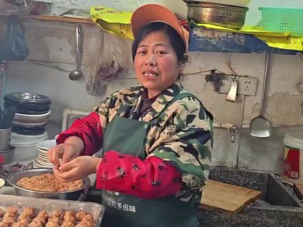 ##摆摊 #炸圆子#过年#红姐糯米饭#一炸圆子枞阳的年味就来了。
过年了,炸圆子今天安排上,想吃的老乡尽管来