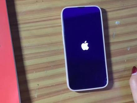 莫名其妙开启了iPhone上的旁白功能,连解锁都成了问题,还一直提示语音控制不再听取指令,人都麻了,搜了下才知道这个叫苹果的盲人模式⚠️⚠️⚠️#iphone小技巧 #盲人模式
1⃣️输入密码后进入设置关闭旁白模式
操作方法: 如果想输入“1”,先点击在“1”的位置,手机就会阅读“1”,再快速双击两次即可输入“1”,挨个输入密码就可以解锁手机了。解锁后进入设置--辅助功能--关闭旁白 ,注意每次都要双击才可以。(我用的这个方法救回了我的板砖🧱)
2⃣️唤醒Siri来关闭旁白模式
操作方法:长按Home键/右边侧键,听到嘀嘀声音,Siri就被唤醒成功了,直接对Siri说“关掉旁白”。
希望对大家有用🐷🐷🐷@抖音小助手 @DOU+小助手 @DOU+上热门