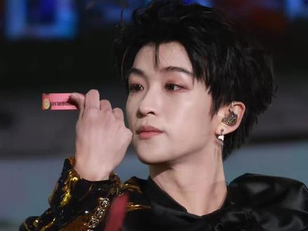 这落在肩上的彩带...天呐啊啊啊啊🎁
#黄子弘凡 #除了快乐禁止入内 #神级现场 #live #黄子弘凡长沙