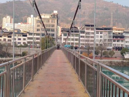 白龙江畔的陇南市碧口镇,甘肃四大古镇之一,早市热闹繁华,生活习惯像四川#寻找年味 #集市 #赶场 #赶集 #碧口古镇 #家乡的宝藏美食#隐藏游玩路线