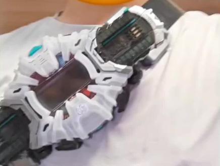 时王另外玩法 #假面骑士时王
当时没买泽兹驱动器有点后悔,突发奇想用时王的试试。视频不是盗。剪映上没解锁音色。所以靠录屏