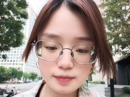 吐槽爱回收的以旧换新欺骗消费者 5月17号我在京东平台以旧换新下单了 一台新手机,平台显示有换新补贴1300元。 5月20号,平台收走我的旧手机之后。 没有返给我补贴,并且显示补贴已失效。 经与客服咨询,客服说,因为我下单时旧机评估价在2000元以上,所以才有1300元补贴,但是实际回收价格低于2 000元,所以补贴完全失效。
以上有几个涉及消费者权益的问题:
1、消费者不是专家,没有办法完全保证下单时评估的旧机价格与实际回收的价格完全一模一样,平台却以此来作为补贴生效的条件。
2、以旧换新补贴是2000元以上补贴1300元,2000元以下还有900元补贴的档位,但是客服却说,如果不满足下单时对应的档位,那补贴就完全失效。基于问题1,基本以旧换新补贴就没有生效的可能了。
跟客服反馈了之后,客服说可以给400块钱津贴,我不接受并反馈要举报他们,之后京东客服和爱回收客服番打电话给我,说肯定给我解决,说25号给我反馈,结果25号等了一天,一个反馈也没有,再问客服,客服就只会说“还没有结果”,26号爱回收客服打电话说还是一分补贴没有。
拿消费者当傻子耍,这是京东和爱回收的惯用伎俩了吧?#以旧换新 #京东 #爱回收 #欺骗消费者 #以旧换新手机
