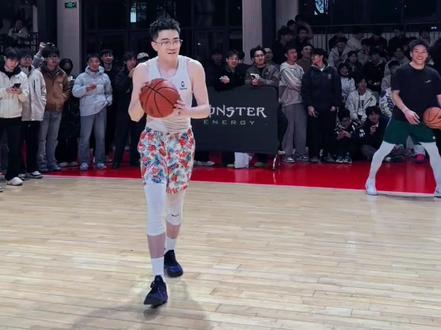 民间扣将再战扣篮大赛!眼镜飞人张鼎岩获邀,招牌动作飞跃道具人 #cba全明星周末 #张鼎岩 #陈登星 #cba扣篮大赛 #CBA