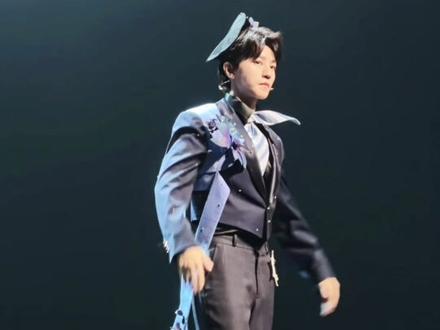 就这么水灵灵的在身旁过去 剪视频才发现看了好几次镜头 !!!#话剧 #王俊凯 #趁世界还年青