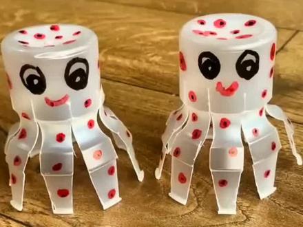 弹跳小章鱼……存了一个月的小瓶子终于被我开发出好玩法了,我是废物利用大王!#每日亲子陪伴 #亲子游戏 #亲子互动 #手工