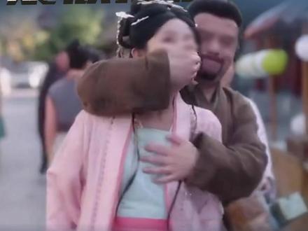 遭遇“咸猪手”?热播短剧男演员疑似对女演员“揩油”,目前涉事剧集已进行删减处理