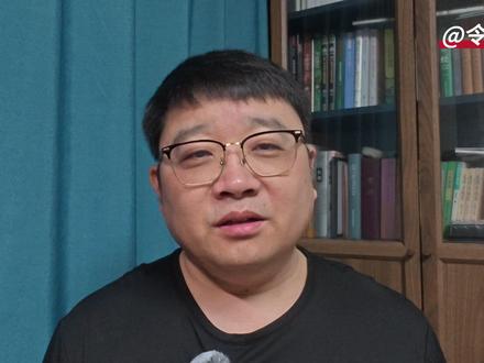 斗转星移——10分钟看懂“伊核危机” 昨天,伊朗哈梅内伊做了一个新表态,只要美国肯解除对伊朗的经济制裁,伊朗就承诺永不制造核武器。然后,从昨天到今天,中国网友就这顿骂呀,很多评论都批评伊朗太“怂”了,对美国屈服没有好下场。我觉得不是这样,大部分人没看清楚其中奥妙。因为有一个关键问题,都被忽略了:伊朗到底有没有制造核武器的能力?咱们今天就一顿磕,把这事唠明白。伊朗政府的这个表态,不但不是“怂”,还很聪明!你想啊,伊朗“核能计划”从上世纪50年代就开始搞,搞到现在70年了,到现在只有一个“布什尔核电站”,还不能正常运行发电,伊朗的“核能”水平是个什么样,我们还看不出来吗?他们连搞个20%浓缩铀丰度的“核电站”都这么费劲,搞需要90%浓缩铀丰度的核武器,他们有那个能力吗?他们核武项目上的专家10年被暗杀了5个,早被杀干净了。再说了,我们假设伊朗有“制造核武”的能力,从博弈的角度上来说,是不是把这个能力变成现实真正制造了“核武器”,手里握着核武器,再跟美国人谈判会更有筹码?有制造“筹码”的能力却不用,伊朗人傻吗?所以综合各方面信息判断一下,我们只能有一个结论:伊朗现在根本就没有“制造核武器”的能力,他们说愿意“承诺永不制造核武器”换取美国的全面解除经济制裁,这就是“虚空造牌”啊!这是跟特朗普学的招啊!“以其人之道,还治其人之身”伊朗人深得慕容氏“斗转星移”的真传啊!#伊朗 #哈梅内伊 #伊核协议 #伊核问题 #伊朗vs美国