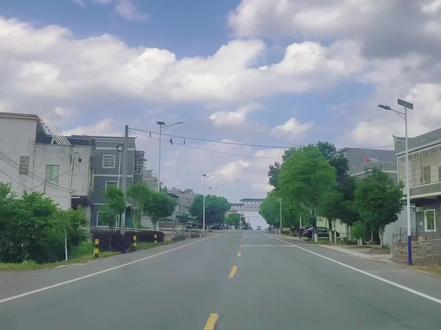 在赣粤大地的版图上,江西信丰与广东南雄的分界线,犹如一条无形的纽带,将两地紧密相连。这条分界线,既是地理的分割,更是文化交融的见证。
从地理地貌来看,木公寨像是一座天然界碑,屹立在信丰九渡中坝村官坑,海拔754米的它,划分着两省的土地。站在山顶,信丰九渡中坝坑十八里风光尽收眼底,山峦绵延;转身南望,南雄市孔江水库映入眼帘,众多岛屿散落其中,美不胜收。
在交通方面,这条分界线见证了两地交通的巨大变迁。曾经,乌迳古道是江西通往广东的重要通道,比梅岭古道历史更为悠久。在交通不便的年代,挑夫商贩、漂泊马队依靠双脚赶路,这条古道上五里一茶亭,十里一驿站,为他们提供歇脚饮茶之处,甚至成为无家可归者的临时住所,充满人间烟火气。如今,317省道直达南雄,信丰至南雄(赣粤界)高速公路建成通车,起于信丰县小河镇,终于南雄市界址镇(赣粤界) ,与广东雄乐高速公路南雄至信丰段相接。它宛如一条钢铁巨龙,极大地缩短了两地的时空距离,让信丰与南雄之间的行车时间大幅减少,也让两地的交流更加便捷高效,为区域发展注入强大动力。